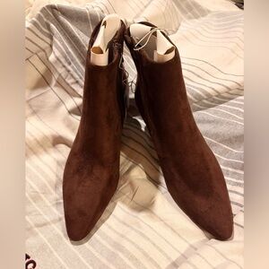 NWT Elegant Brown Suede Ankle Boots